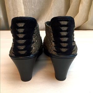 Bernie Mev. EUC Metallic Gold-Bronze Woven Shoes